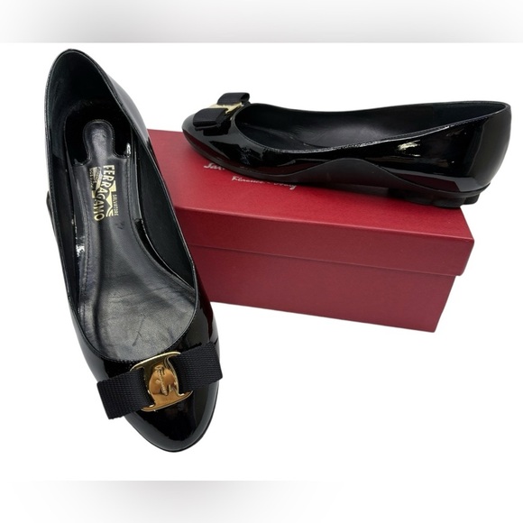 Authentic Salvatore Ferragamo Vara Bow black patent leather shoes size 8.5B - Picture 4 of 14